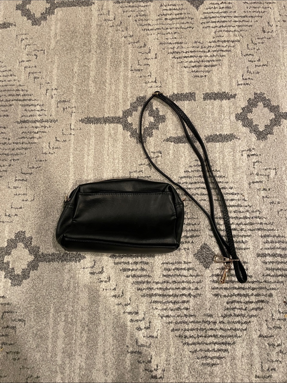 Classic Black Women’s Crossbody Bag with Adjustable Strap